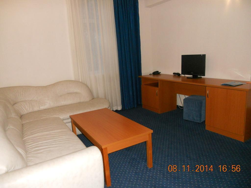 Family Hotel Helios Sevlievo Kamer foto