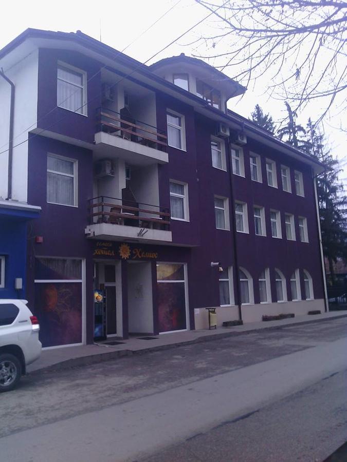 Family Hotel Helios Sevlievo Buitenkant foto